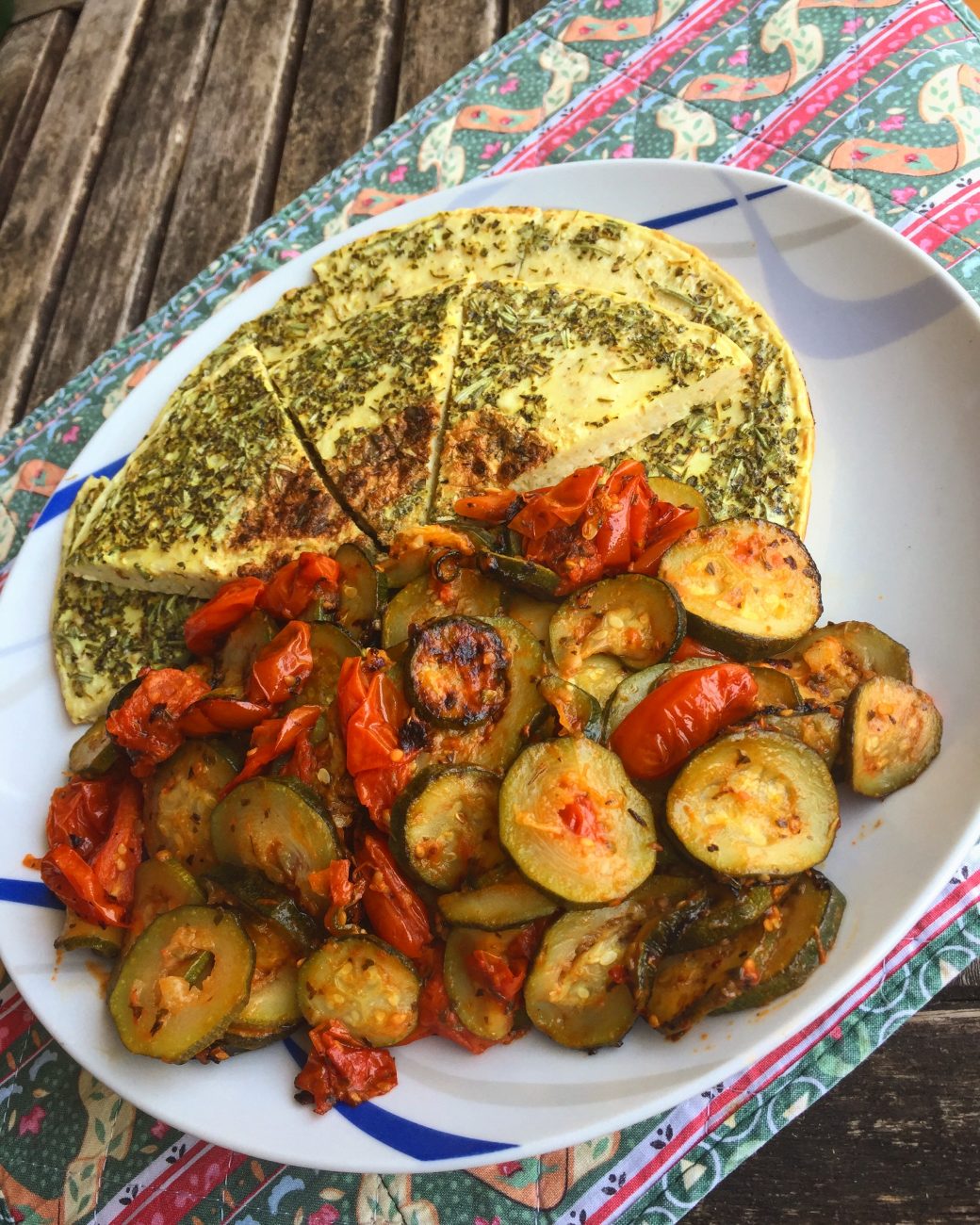 Pancake salato con semola rimacinata servito con zucchine e pomodorini
