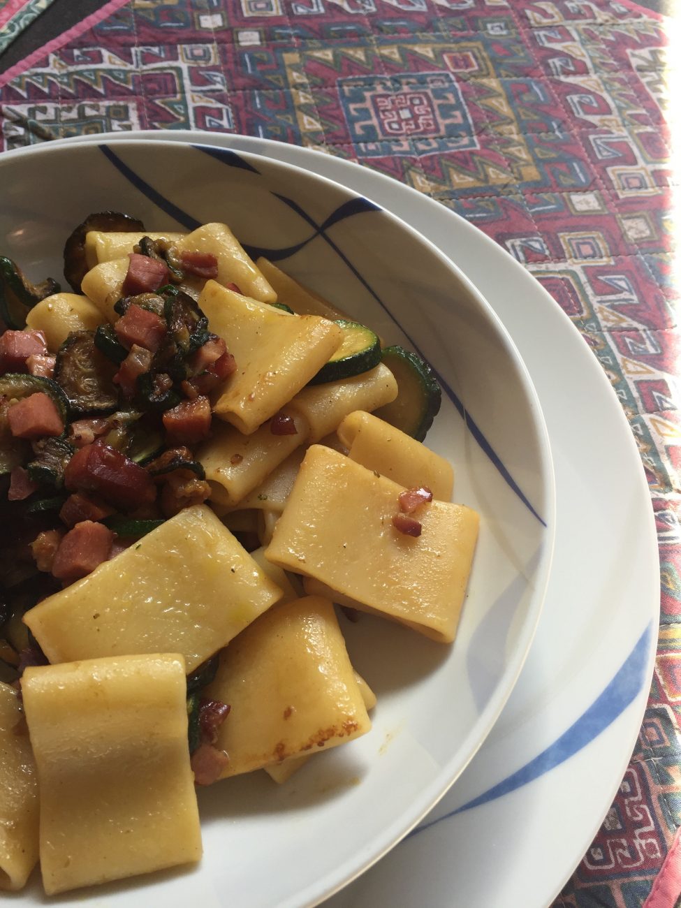 Mezze maniche zucchine e speck