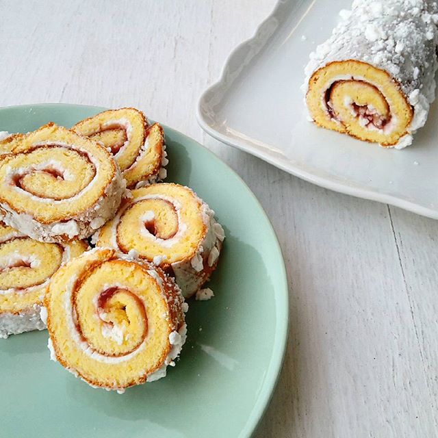 Rotolo meringato farcito con marmellata di fragole e yogurt