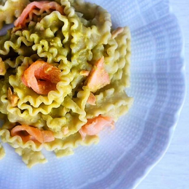 Reginette con crema di piselli e salmone